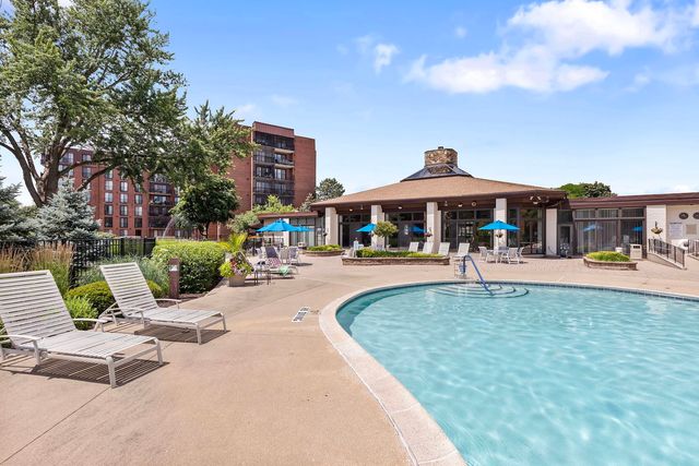 129 Acacia Circle 106E, Indian Head Park, IL 60525