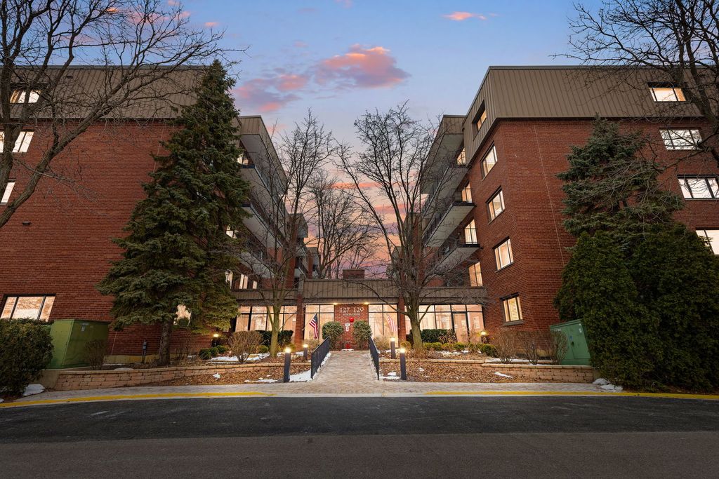 129 Acacia Circle 106E, Indian Head Park, IL 60525