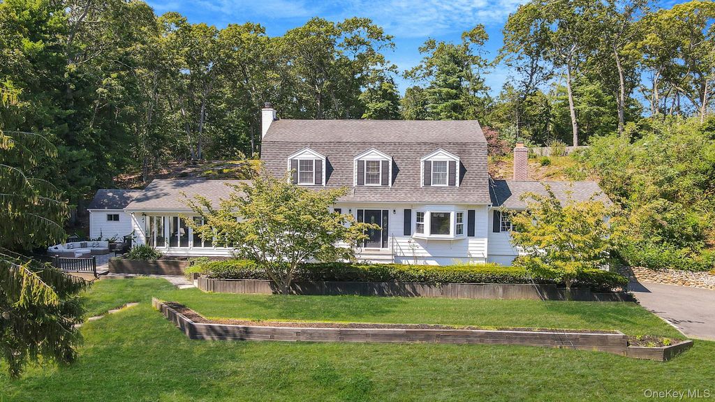 7 Bridle Path Road, Smithtown, NY 11787