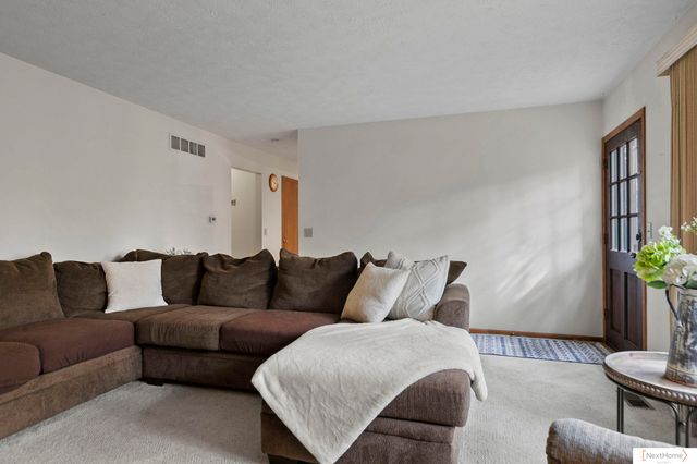 6735 Rockwood Lane, Lincoln, NE 68516