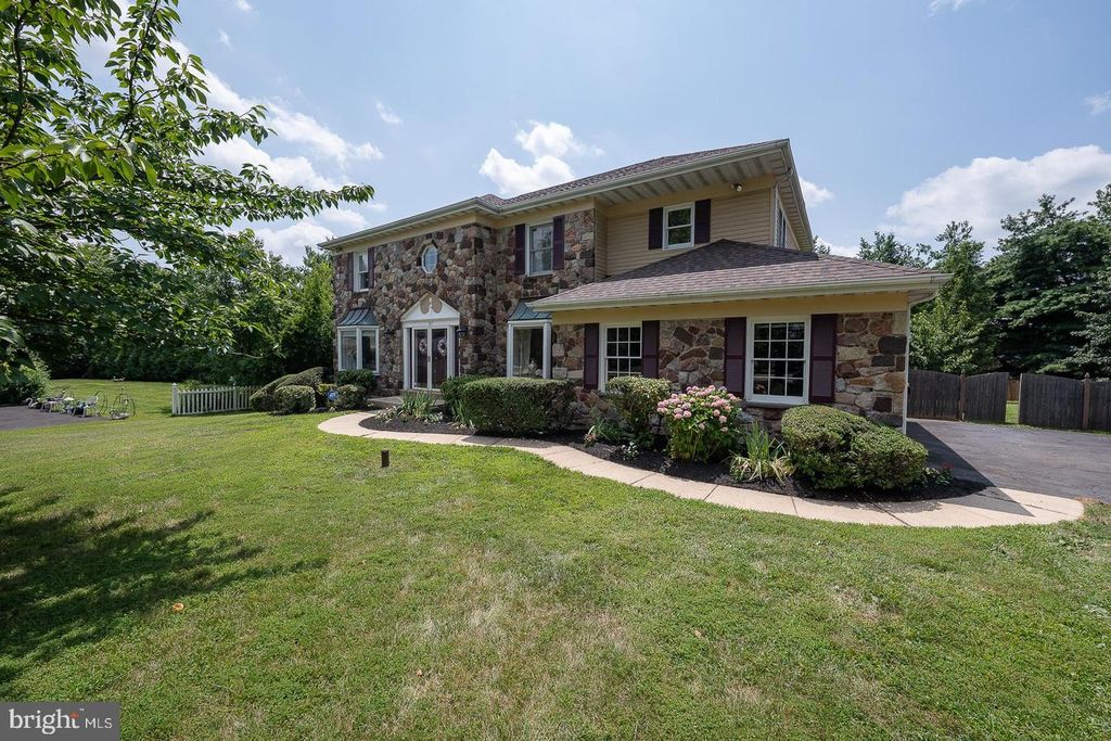 927 CAPITOL CIR, Norristown, PA 19403