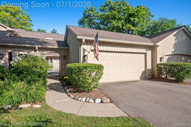 1125 Meadowglen Court, Bloomfield Charter Township, MI 48304