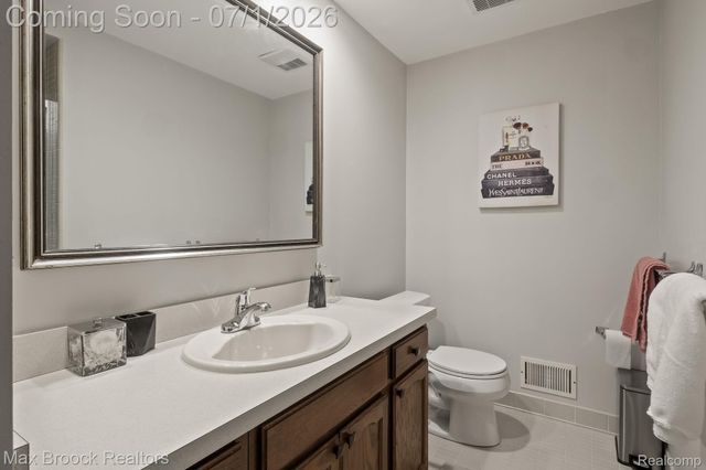 1125 Meadowglen Court, Bloomfield Charter Township, MI 48304