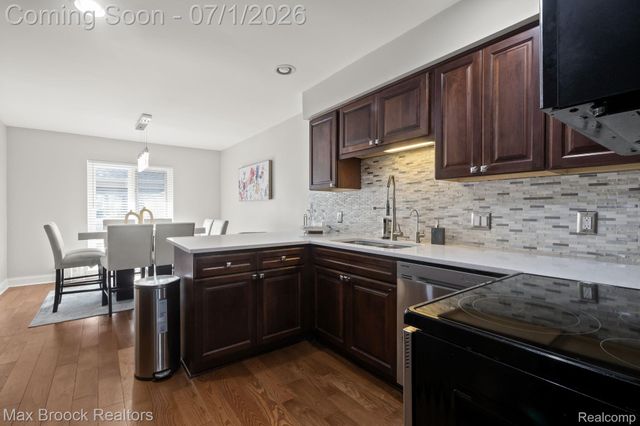 1125 Meadowglen Court, Bloomfield Charter Township, MI 48304