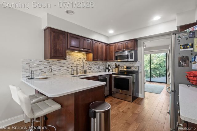 1125 Meadowglen Court, Bloomfield Charter Township, MI 48304