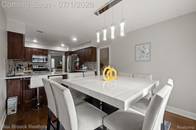 1125 Meadowglen Court, Bloomfield Charter Township, MI 48304