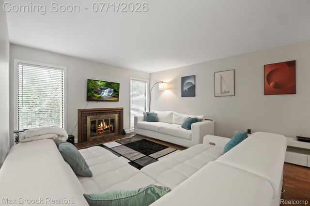 1125 Meadowglen Court, Bloomfield Charter Township, MI 48304