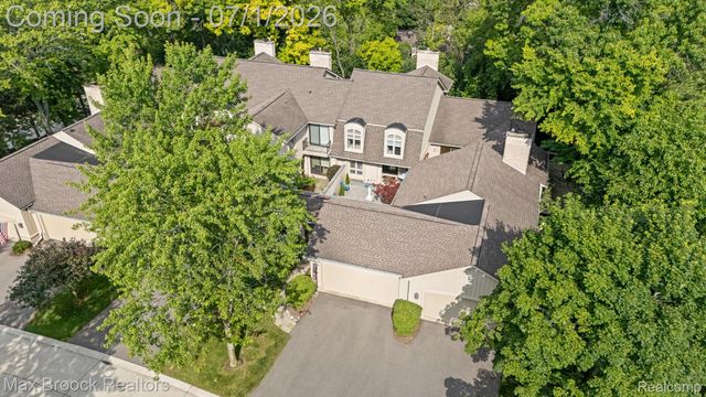 1125 Meadowglen Court, Bloomfield Charter Township, MI 48304