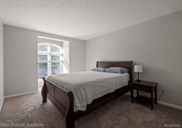 1125 Meadowglen Court, Bloomfield Charter Township, MI 48304