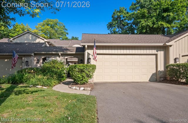 1125 Meadowglen Court, Bloomfield Charter Township, MI 48304