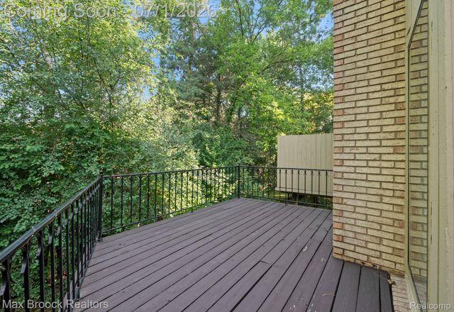 1125 Meadowglen Court, Bloomfield Charter Township, MI 48304