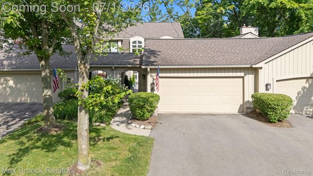 1125 Meadowglen Court, Bloomfield Charter Township, MI 48304