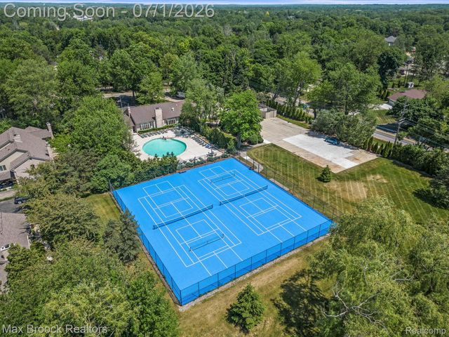 1125 Meadowglen Court, Bloomfield Charter Township, MI 48304