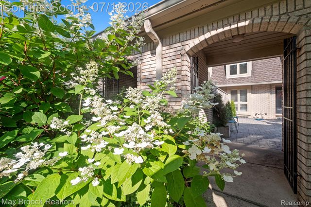 1125 Meadowglen Court, Bloomfield Charter Township, MI 48304