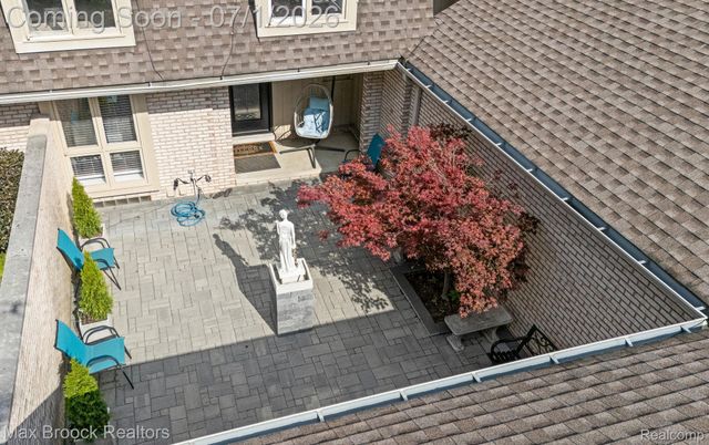 1125 Meadowglen Court, Bloomfield Charter Township, MI 48304