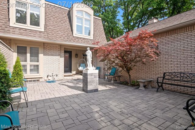 1125 Meadowglen Court, Bloomfield Charter Township, MI 48304