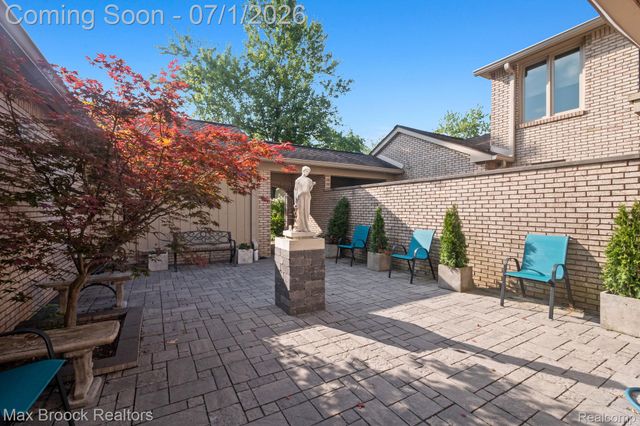 1125 Meadowglen Court, Bloomfield Charter Township, MI 48304