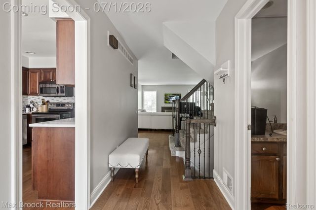 1125 Meadowglen Court, Bloomfield Charter Township, MI 48304