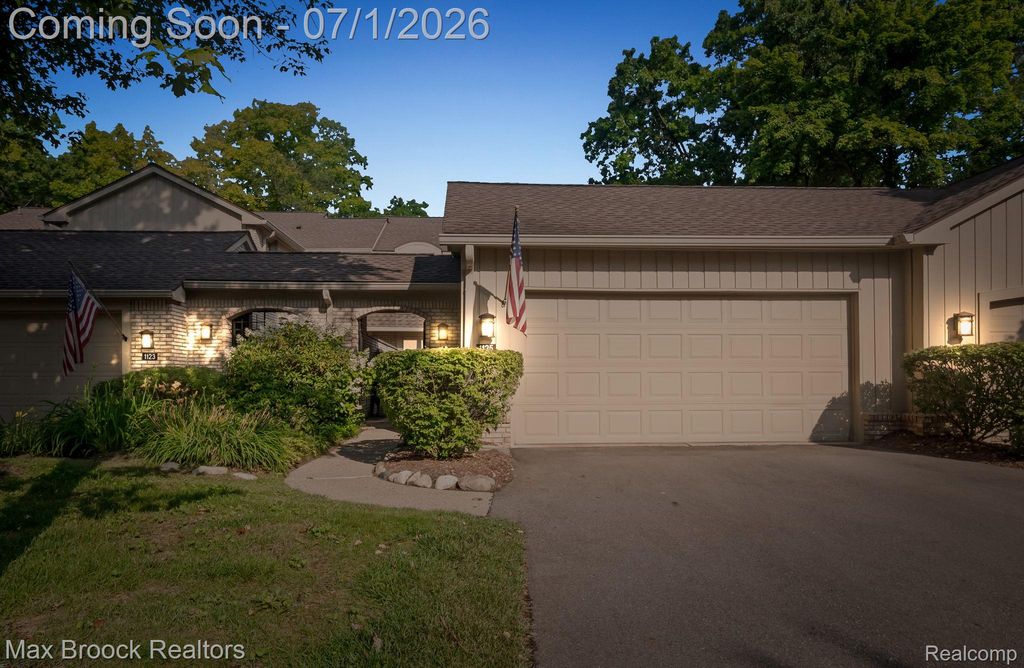 1125 Meadowglen Court, Bloomfield Charter Township, MI 48304