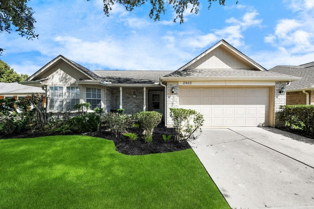 2923 N Peach Hollow Circle, Pearland, TX 77584