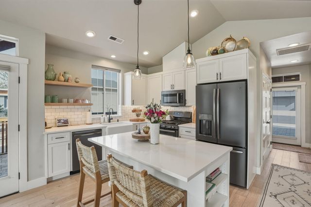 233 W Heising Drive, Sisters, OR 97759