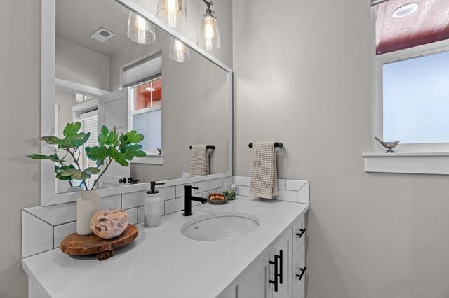 233 W Heising Drive, Sisters, OR 97759