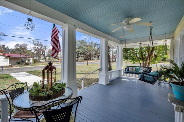 909 Flag ST, Llano, TX 78643