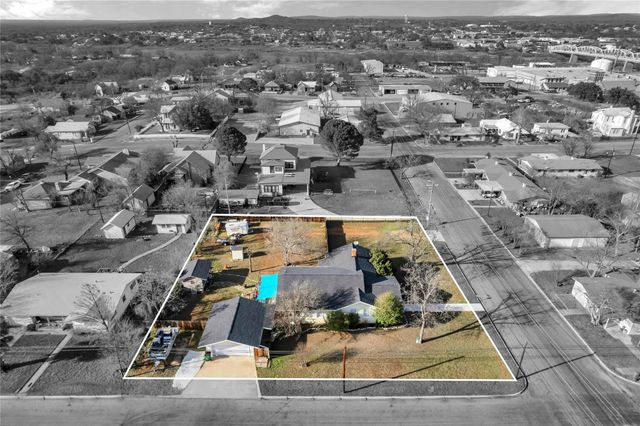 909 Flag ST, Llano, TX 78643