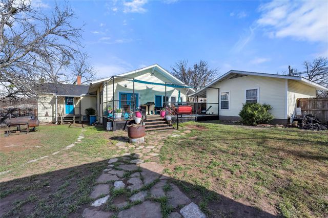 909 Flag ST, Llano, TX 78643