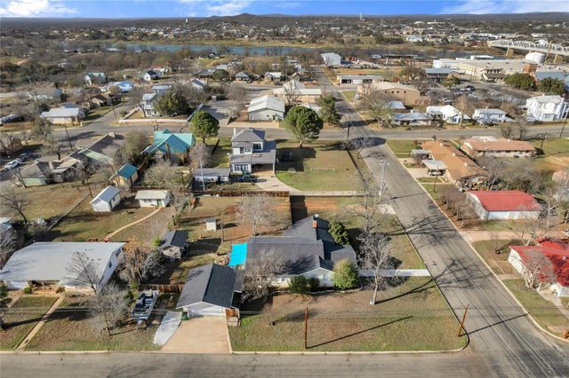 909 Flag ST, Llano, TX 78643