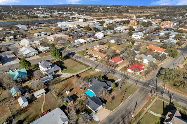 909 Flag ST, Llano, TX 78643