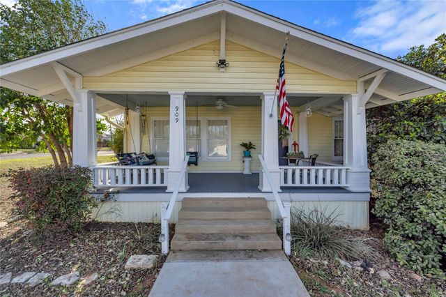 909 Flag ST, Llano, TX 78643