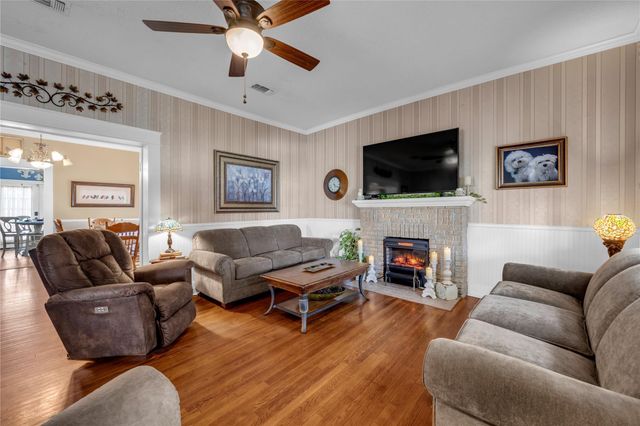 909 Flag ST, Llano, TX 78643