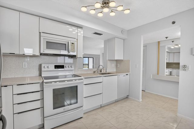 7370 S Oriole Boulevard 802, Delray Beach, FL 33446