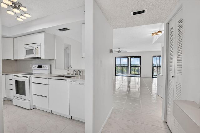 7370 S Oriole Boulevard 802, Delray Beach, FL 33446
