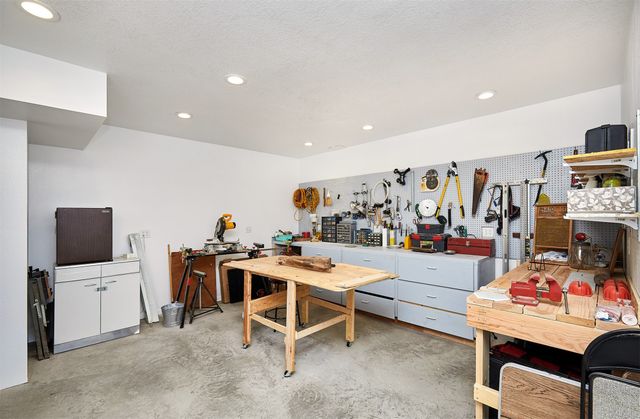 13000 Iltis Drive, Urbandale, IA 50323