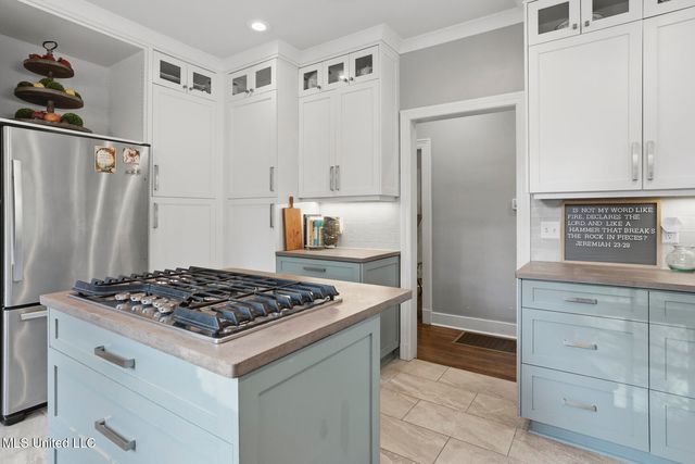 1711 Poplar Boulevard, Jackson, MS 39202