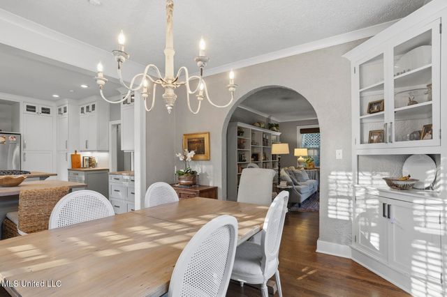 1711 Poplar Boulevard, Jackson, MS 39202