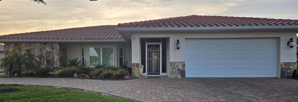 Image 2 of property listing at 1706 S LAKESIDE COURT, Venice, FL 34293
