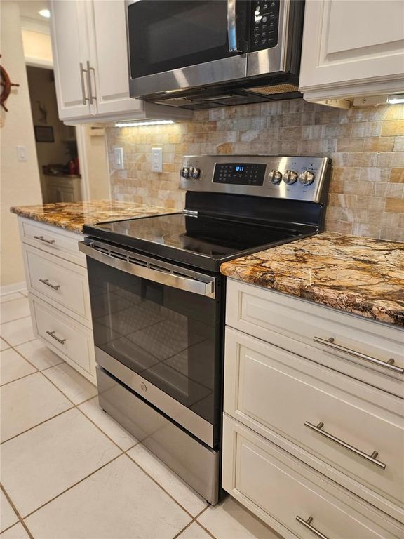 Image 17 of property listing at 1706 S LAKESIDE COURT, Venice, FL 34293