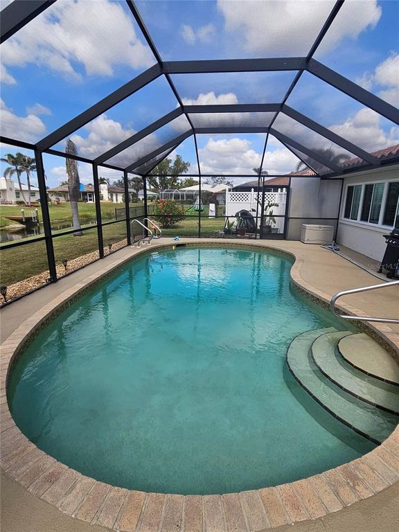 Image 4 of property listing at 1706 S LAKESIDE COURT, Venice, FL 34293