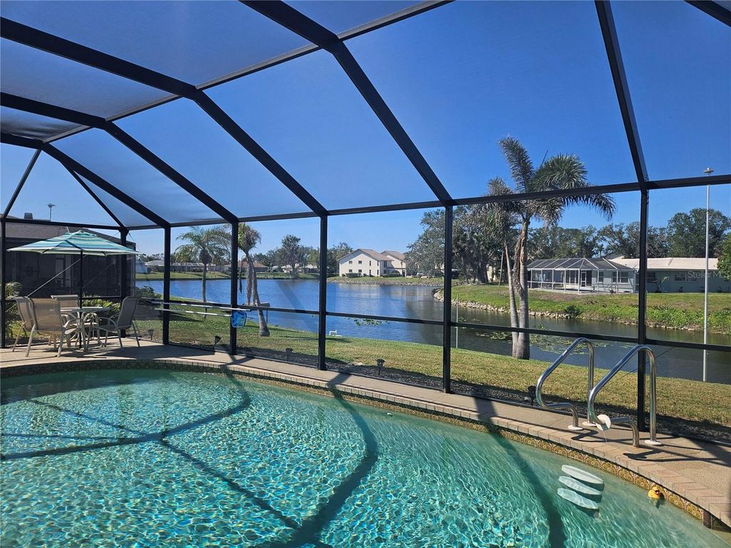 Image 5 of property listing at 1706 S LAKESIDE COURT, Venice, FL 34293