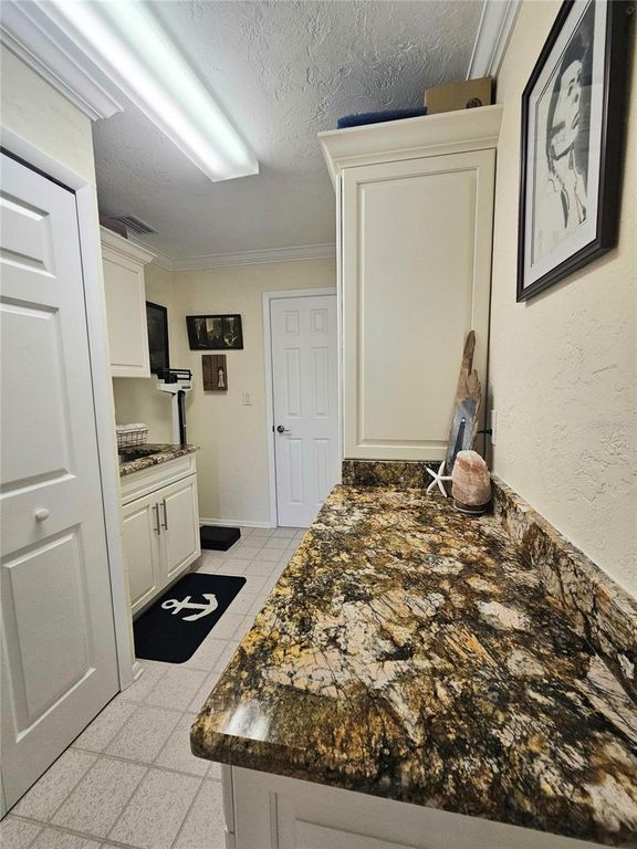 Image 57 of property listing at 1706 S LAKESIDE COURT, Venice, FL 34293