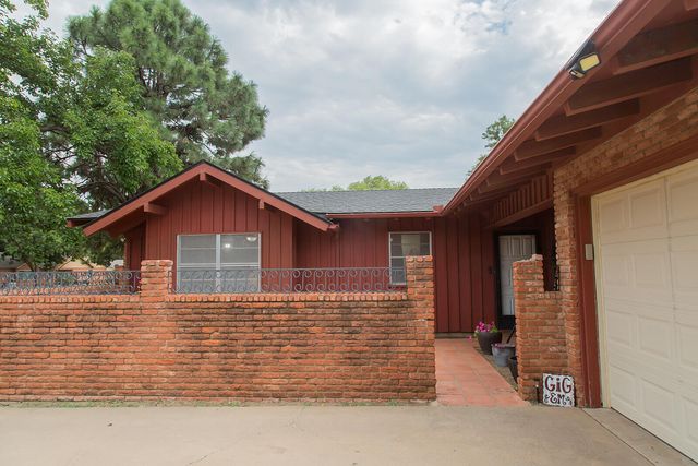 1311 Holiday Drive, Plainview, TX 79072