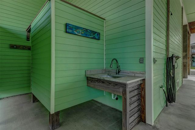 951 Kenlyn Drive, Port Bolivar, TX 77650