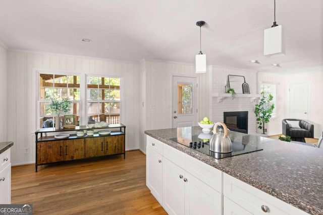 1677 Rochelle Drive, Dunwoody, GA 30338