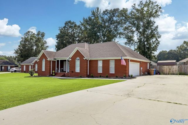 2003 Cedarwood Drive SW, Hartselle, AL 35640