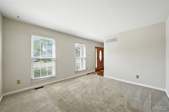 1043 Oakwood Farms Lane, Ballwin, MO 63021