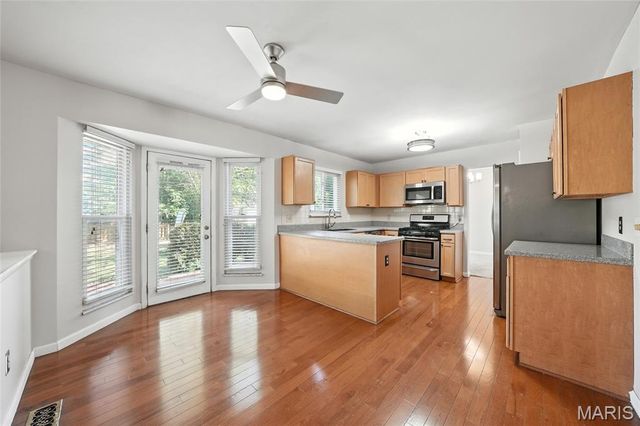 1043 Oakwood Farms Lane, Ballwin, MO 63021