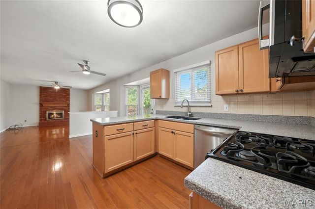 1043 Oakwood Farms Lane, Ballwin, MO 63021